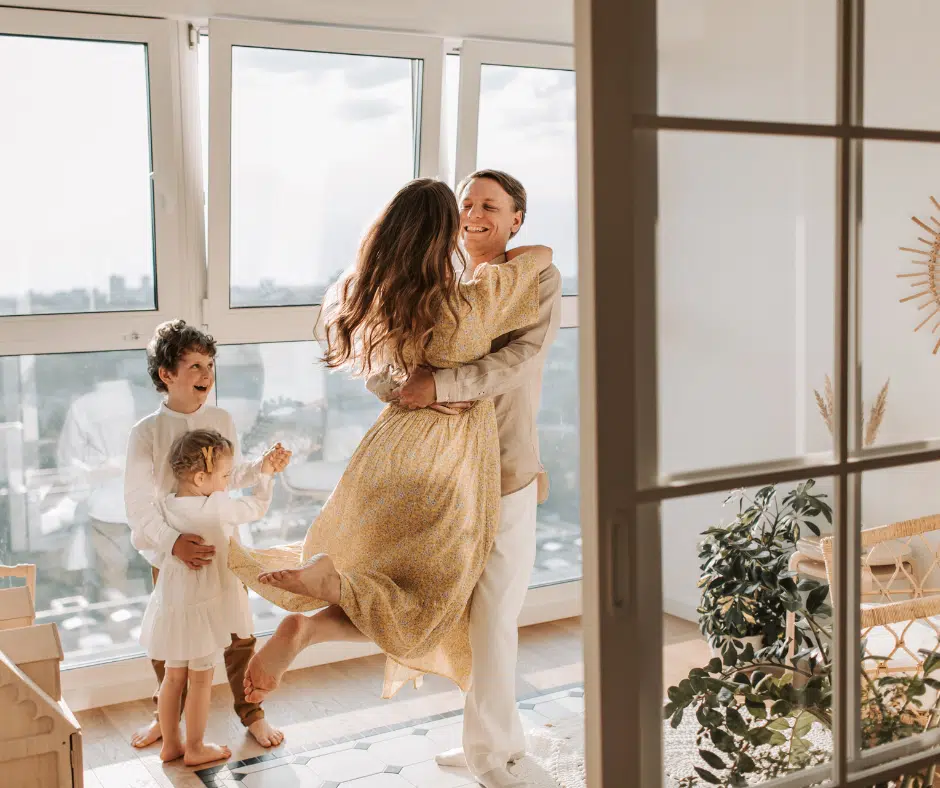 rodzina szczęśliwa w nowej nieruchomości