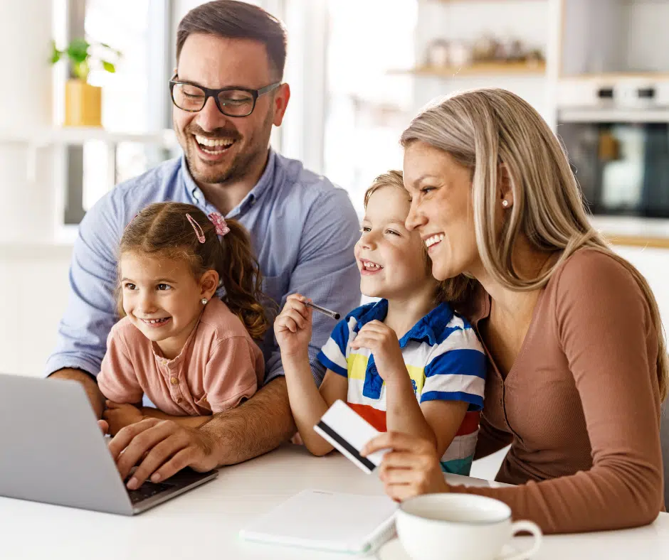 rodzina szukająca mieszkania na komputerze