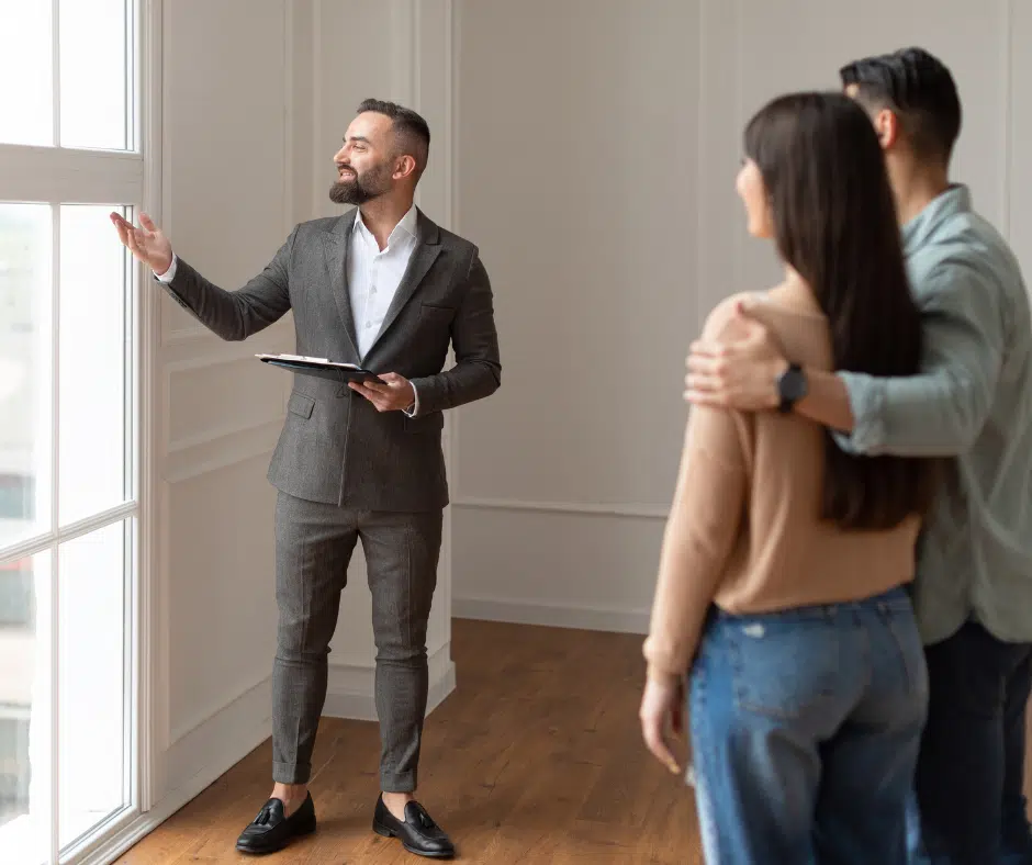 agent nieruchomości oprowadza parę o nieruchomości
