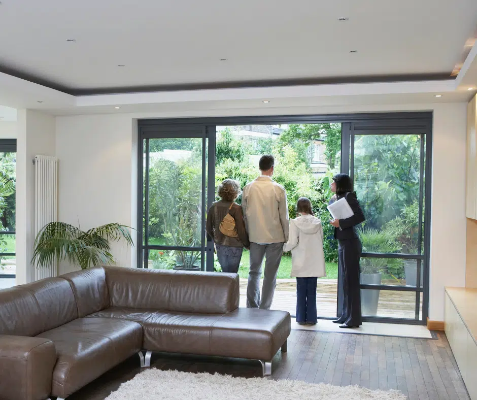 para oglądająca nieruchomość z agentem nieruchomości