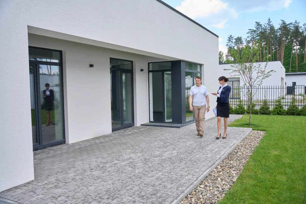 Kto pomoże przy kupnie domu i jak uniknąć kosztownych błędów?