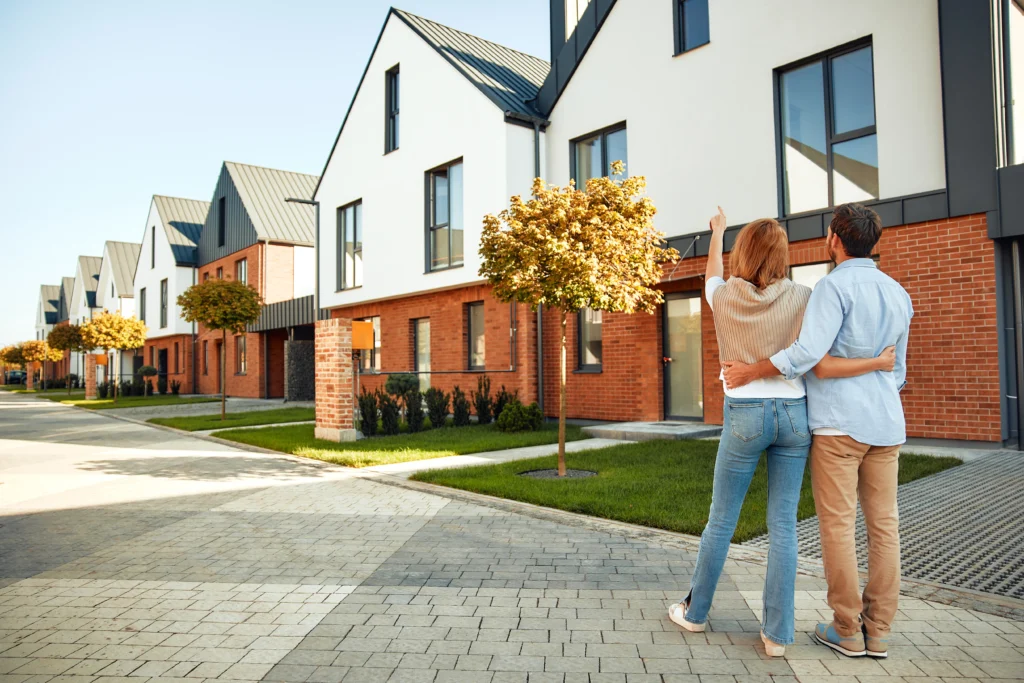 Kto pomaga przy zakupie domu? Poznaj ekspertów, których warto zaangażować