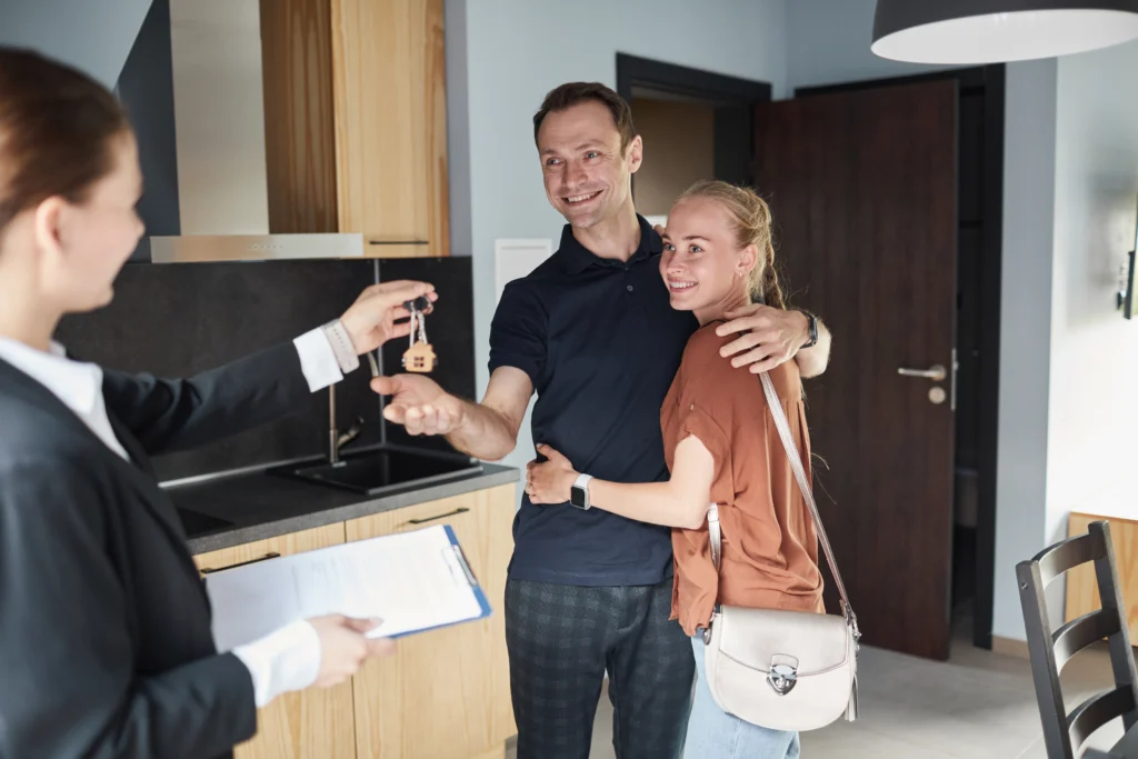 Czy biuro nieruchomości wycenia dom? Jaka jest rola agenta nieruchomości w sprzedaży? 